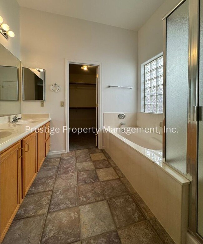 Building Photo - Stunning East Side 3-bedroom 2-bathroom Ho...