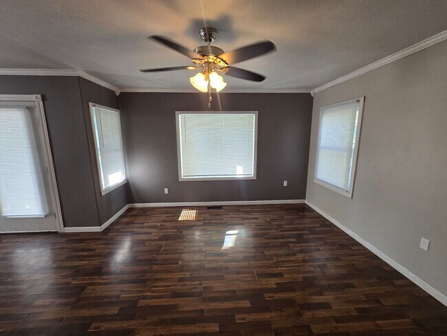 Building Photo - 3 bedroom, large privacy fenced in yard, oversized garage