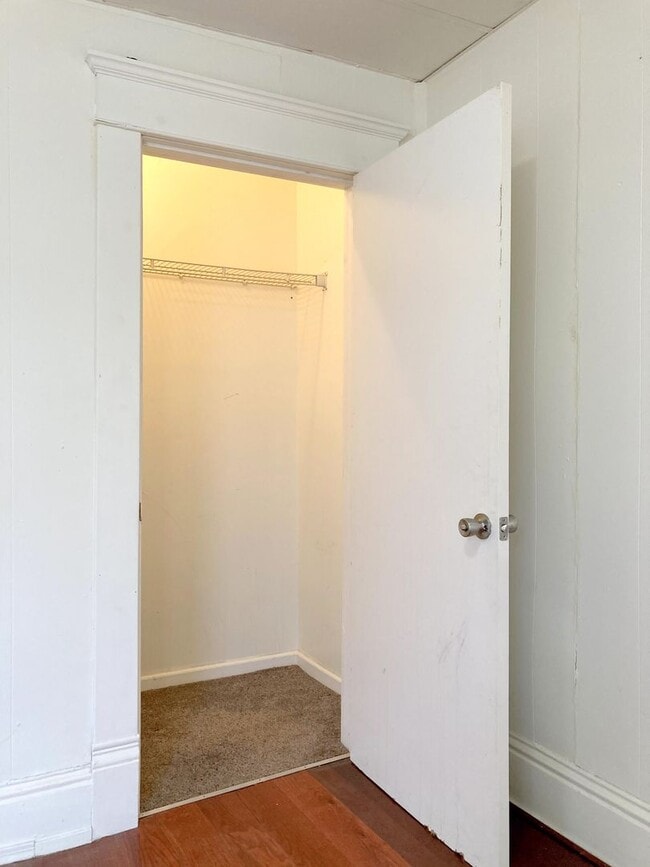 Building Photo - 2 Bed 1 Bath Home