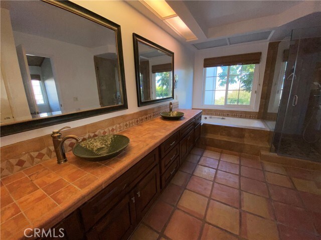 Building Photo - 6031 Shadowbrook Cir