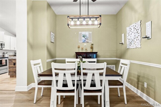 Building Photo - 615 W Rexford Dr