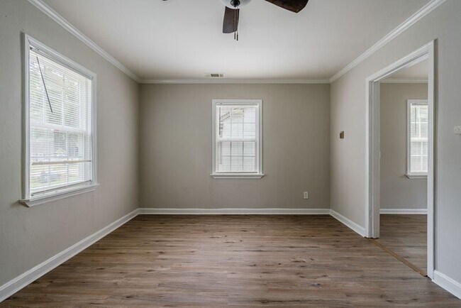 Building Photo - 3565 Wilshire Rd