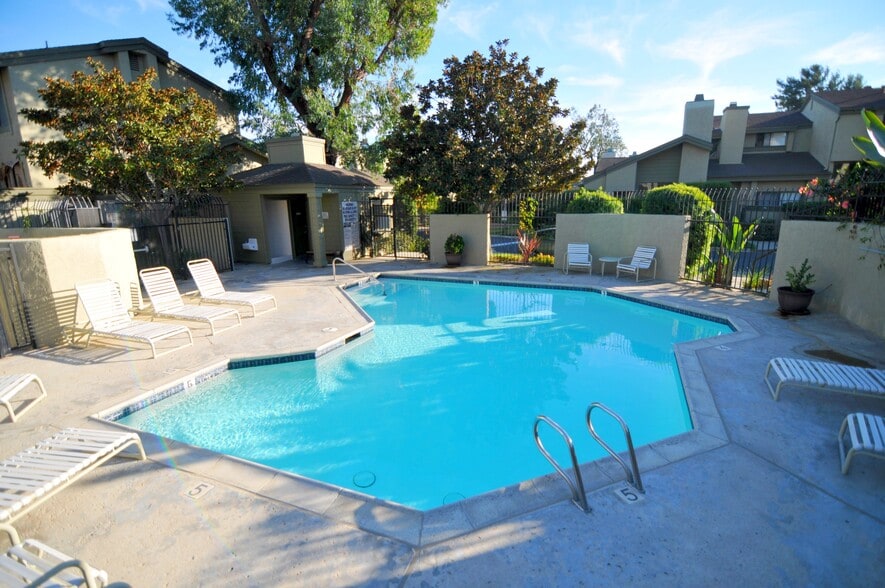 Building Photo - 3323 Caminito Eastbluff