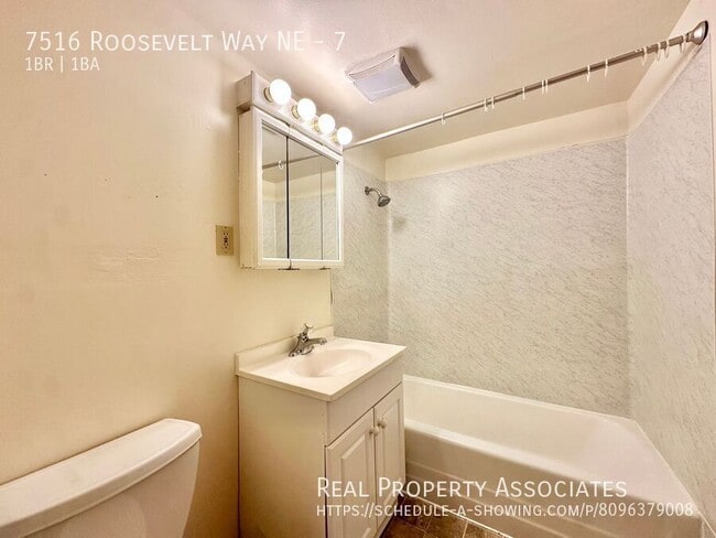 Building Photo - 7516 Roosevelt Way NE