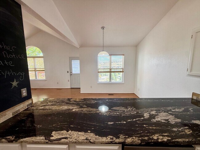 Building Photo - 537 Canyon View Dr