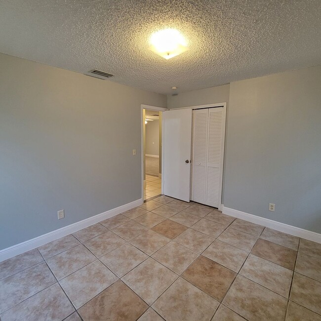 Building Photo - Charmin 3/1 Duplex In Groveland FL
