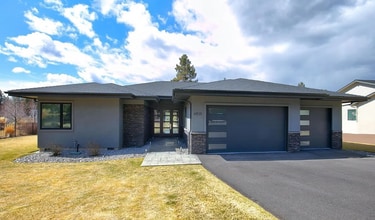 Building Photo - Beautiful and Spacious 3 Bed/2.5 Bath Home on 0.46 Acre Lot in SE Bend
