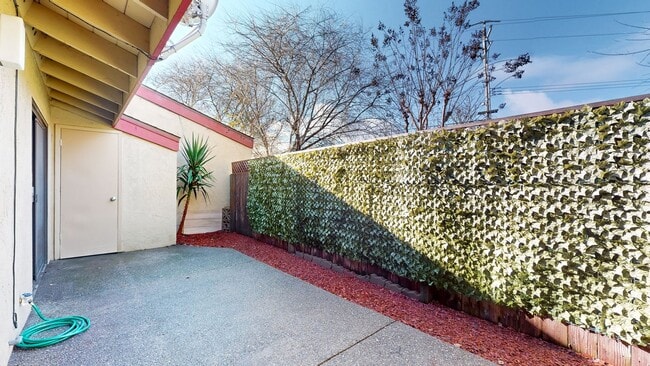 Building Photo - Spacious and Bright 1 Bedroom 1 Bath end unit at Redwood Village!