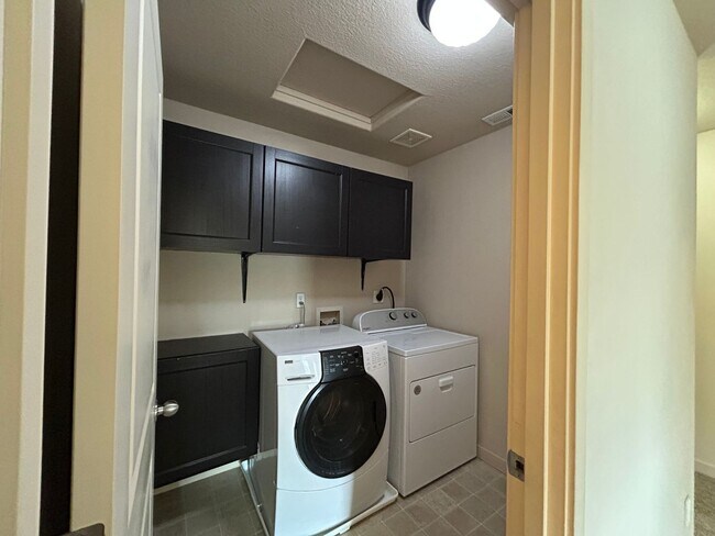 Building Photo - Spacious 4 Bed, 2.5 Bath Home!