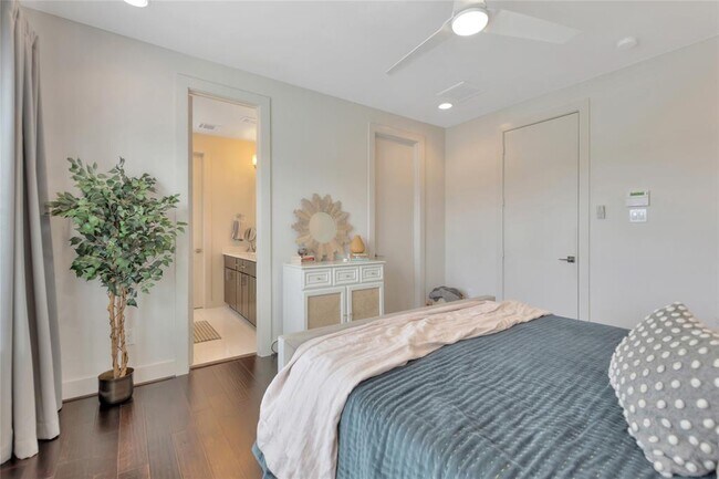 Building Photo - 3210 N MacGregor Way
