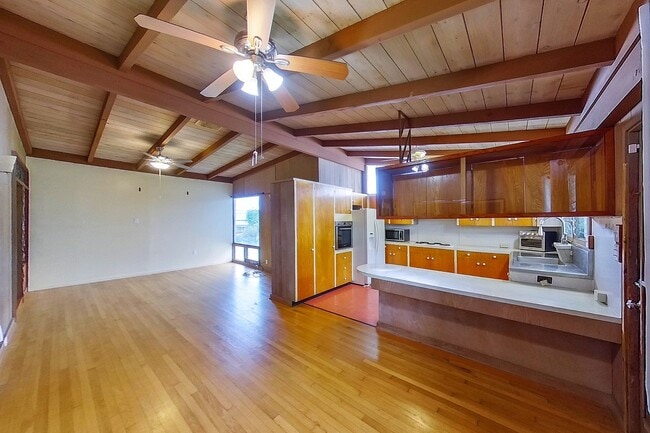 Building Photo - 2 Bed 1 Bath 1 Parking Apartment. 1 Year Lease.