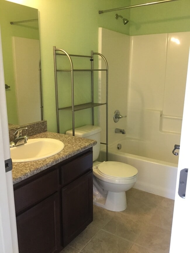 Building Photo - 3 Bedroom 2 Bath with RV parking in Medford!