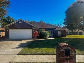 Building Photo - 2324 Hunters Glen St