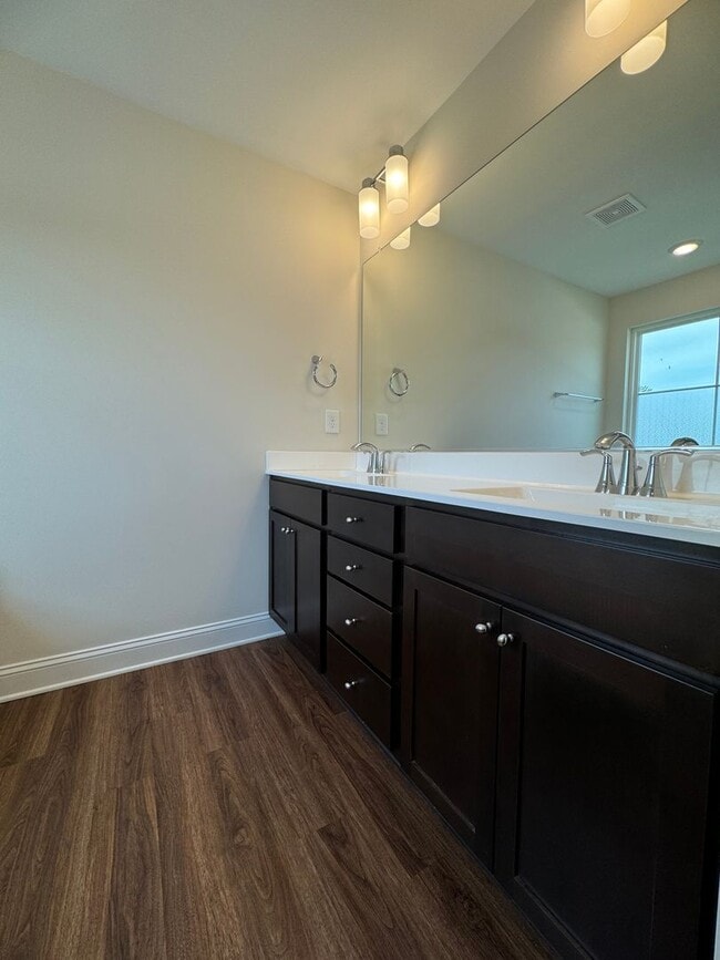 Building Photo - Spacious 4BR 3BA home in Northern Greensboro
