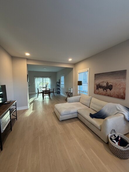 Building Photo - 721 S Rose St