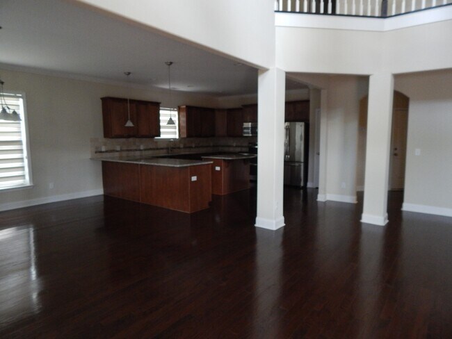 Building Photo - Spacious 6 bedroom, 4 bathroom home!