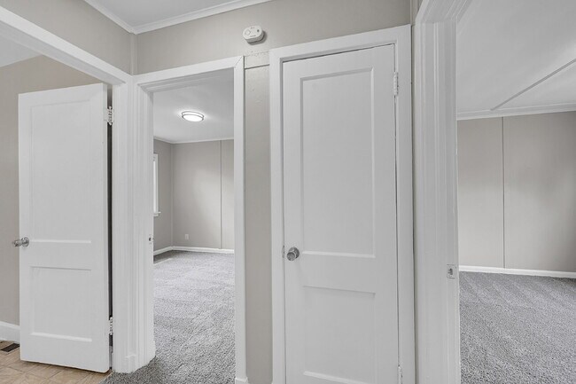 Building Photo - $1,150 - 2 Bed, 1 Bath Updated Unit in She...