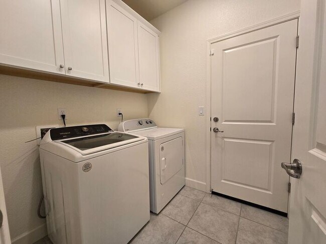 Building Photo - Beautiful Kiley Ranch Home with Open Floor Plan & Private Backyard