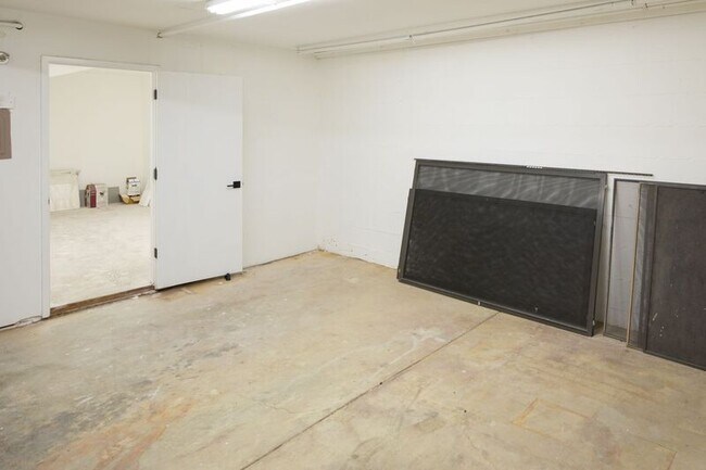 Building Photo - 42 Oakcrest Dr