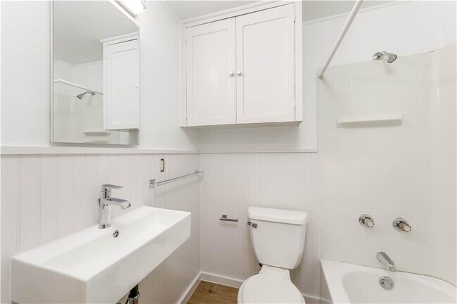 Building Photo - 1505 W 12th St