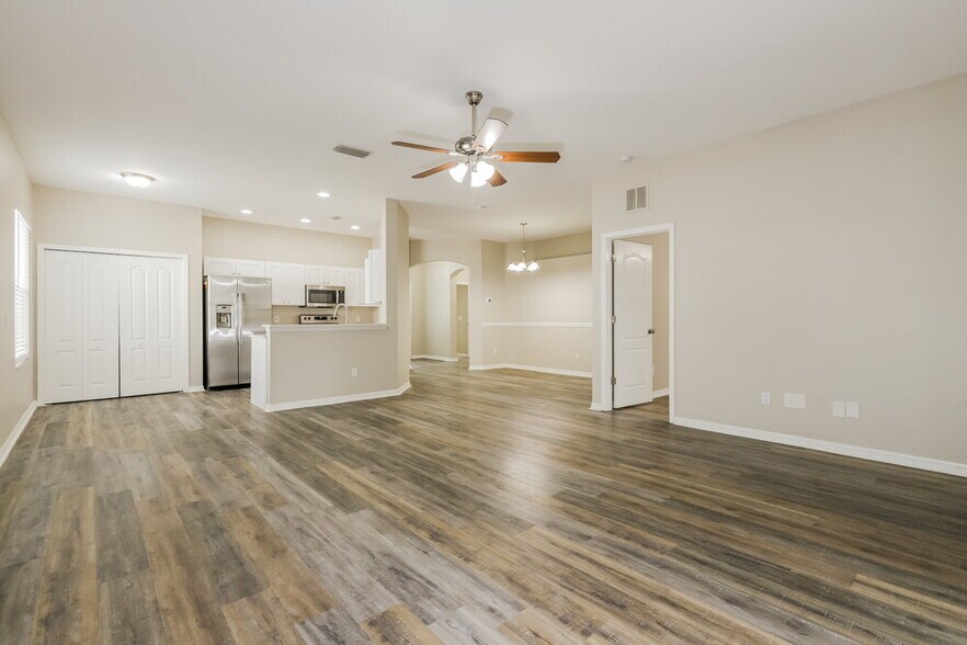 Building Photo - 13417 Silvercreek Dr