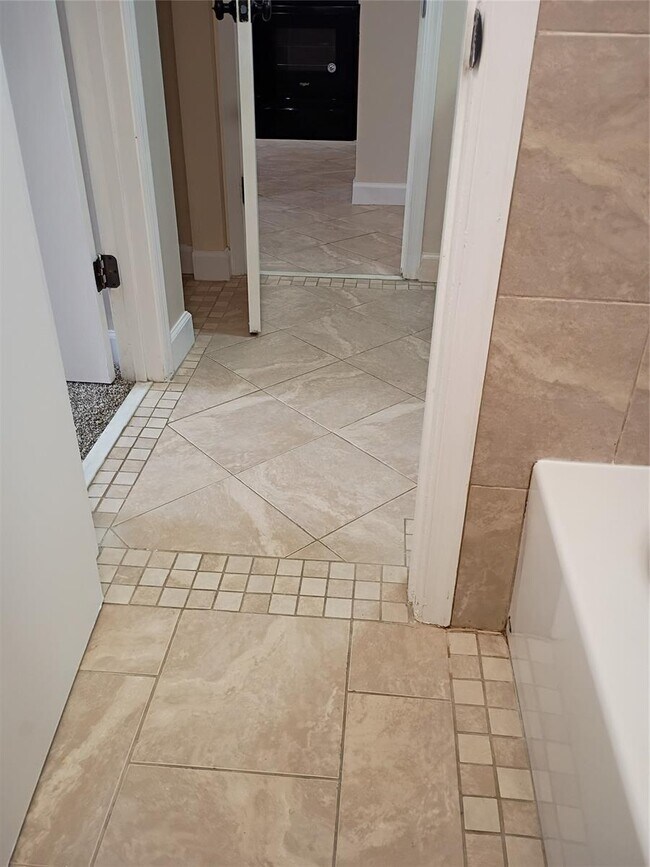 Building Photo - Stylish Remodeled Condo with Scenic Water ...