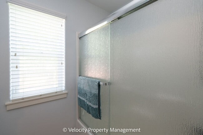 Building Photo - Beautifully Maintained Single Level Home with AC!