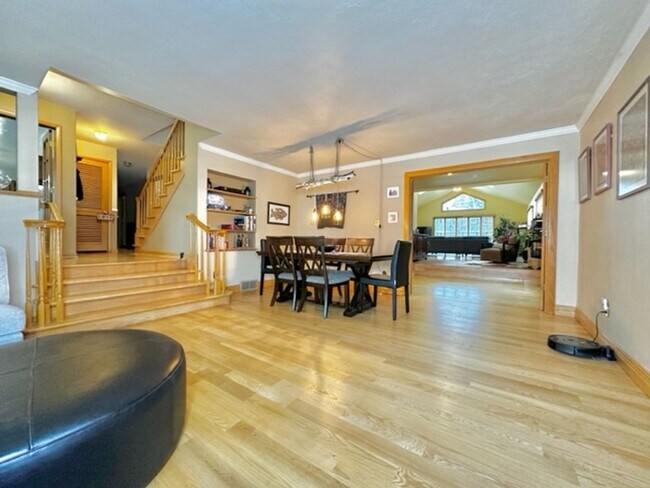 Building Photo - Beautiful / Spacious 3 Bed 3 Bath Ranch Style Single Family Home!