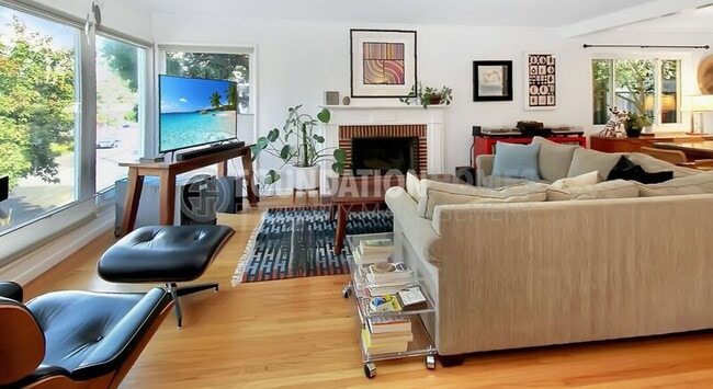 Building Photo - 122 Du Bois St