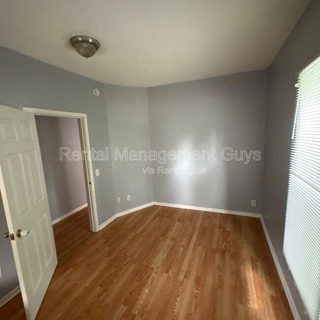 Building Photo - 2314 N Sheridan Ave