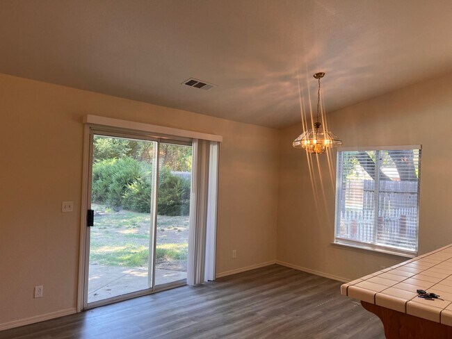 Building Photo - 4 Bedroom Home With Pool!