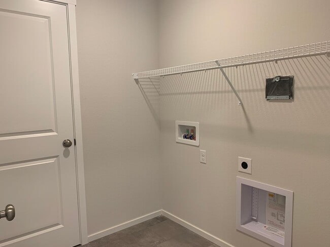 Building Photo - 4 BED/2.5 BATH PLUS A HUGE BONUS ROOM! HIGH END FINISHES! LARGE FENCED BACKYARD !