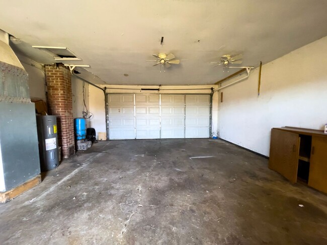 Building Photo - Attached garage