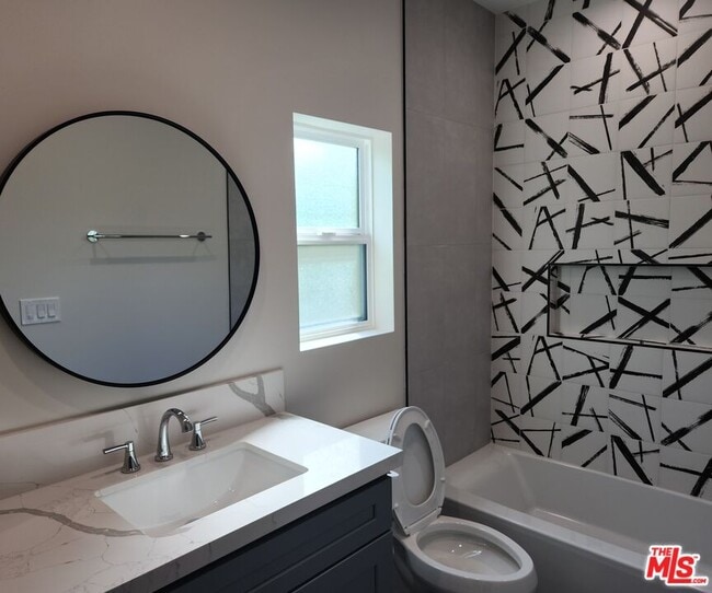 Building Photo - 422-422-1 Almond Ave