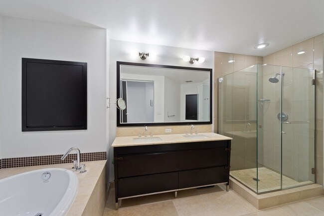 Building Photo - Cristalla - 2 bedrooms + den