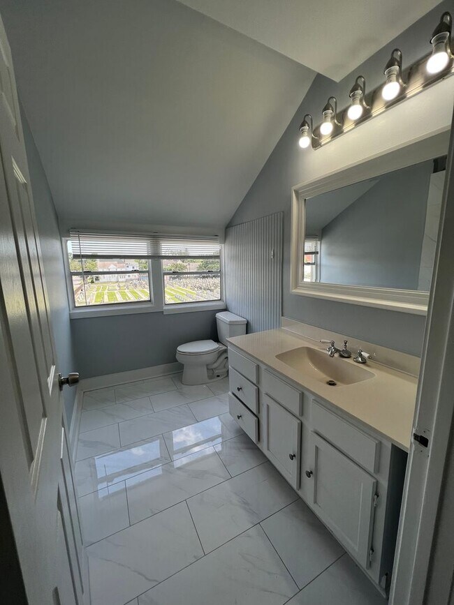 Building Photo - Spacious 2BD/2.5 BATHS! Across from Langen...