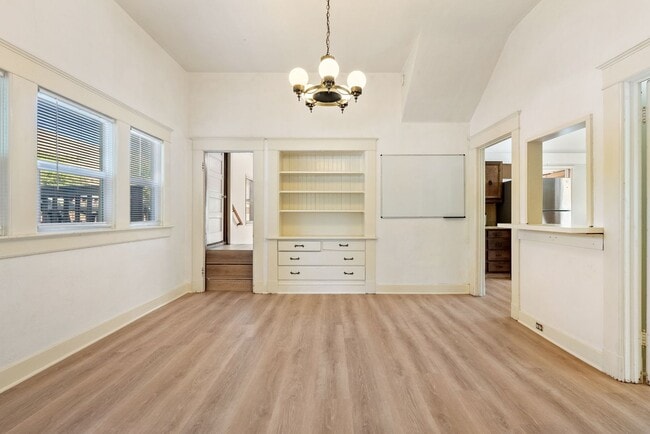 Building Photo - 5 Bedroom 2 Bathroom House - AVAILABLE JULY 2026 - MAY 2027