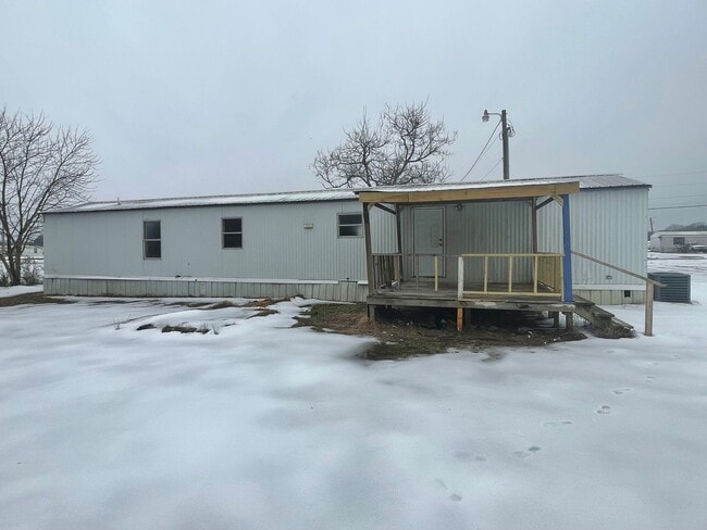 Building Photo - Country living with spacious front and backyard - 3 beds/ 2bath available now