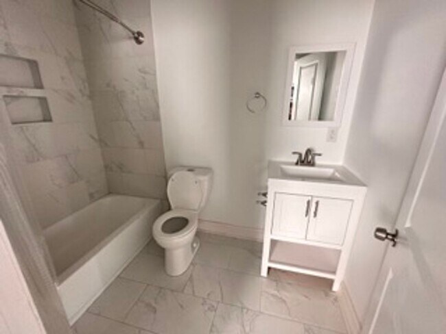 Building Photo - 4931 Walnut St