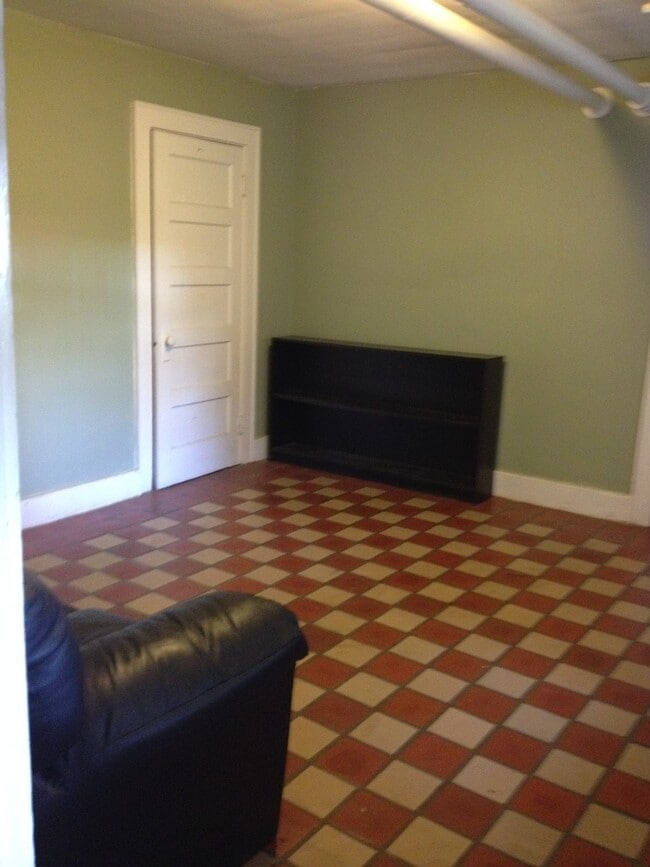 Building Photo - 1 BD, 1 BA in the City of Maryville