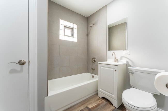 Building Photo - 390 Oak Ave