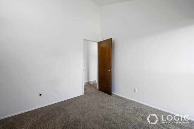 Building Photo - 1815 N Woodside Dr E