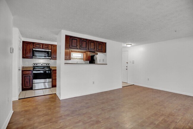 Building Photo - Large 2 Bedroom 2 Bath Ground Floor Condo ...