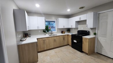 Building Photo - 2 Hazelwood Cir