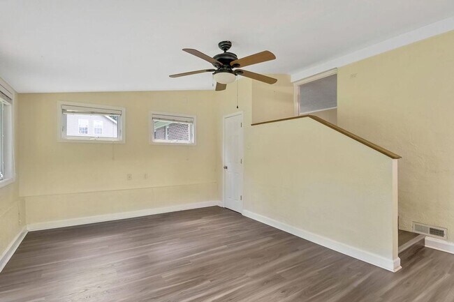 Building Photo - 212 Pinewood Dr