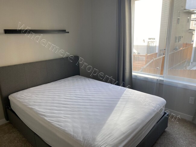 Building Photo - 3-Level Home with Garage and Primary Suite