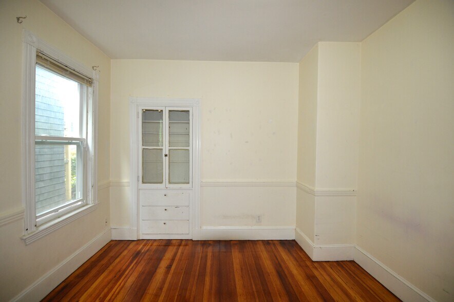 Building Photo - 10 Bucknam St