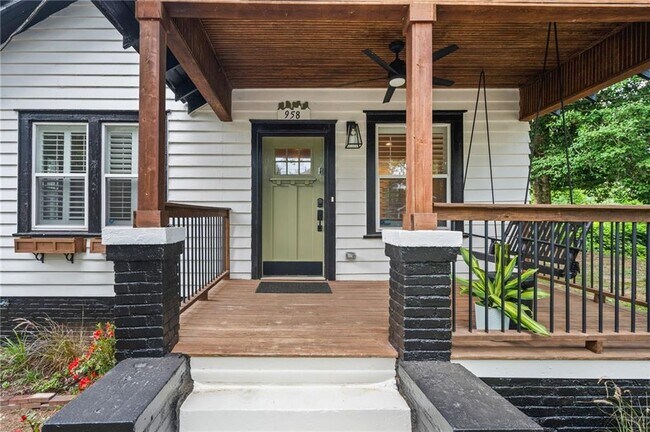 Building Photo - 958 Crew St SW