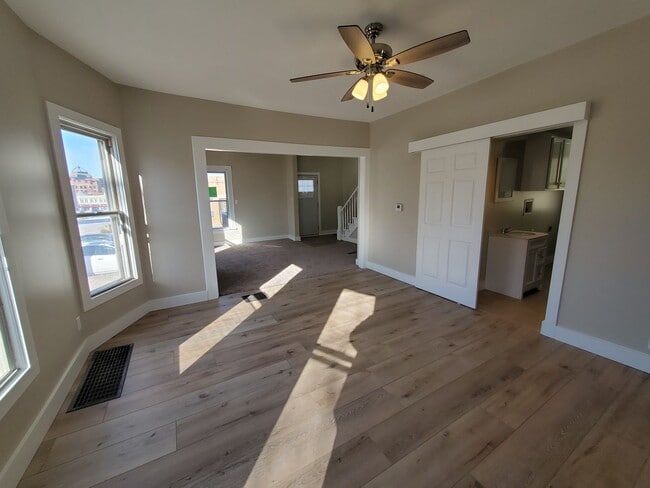 Building Photo - Large 4 Bedroom House in Moline