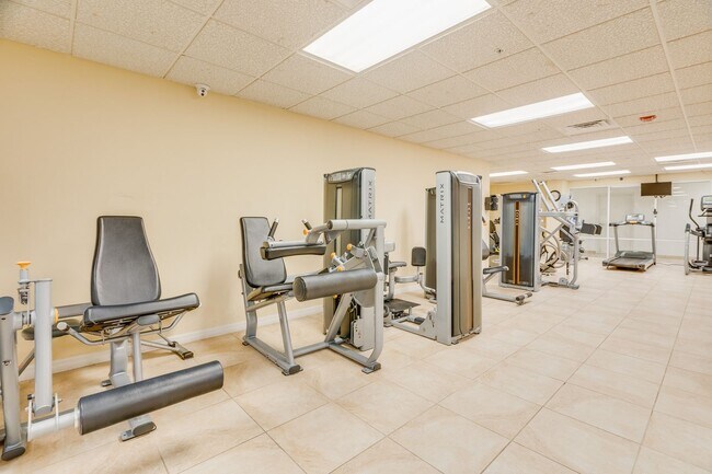 Building Photo - Direct Oceanfront Furnished/Unfurnished Co...